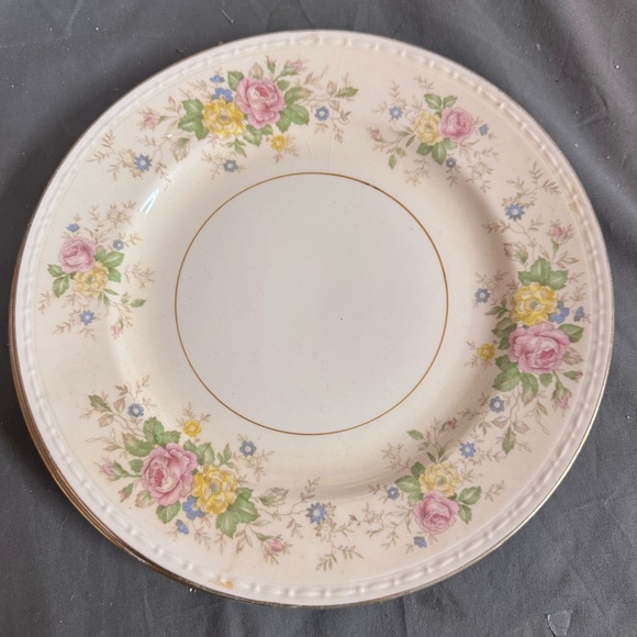Homer Laughlin Georgian Eggshell dinner plates in the "Heather Rose" pattern 9” - Picture 2 of 7